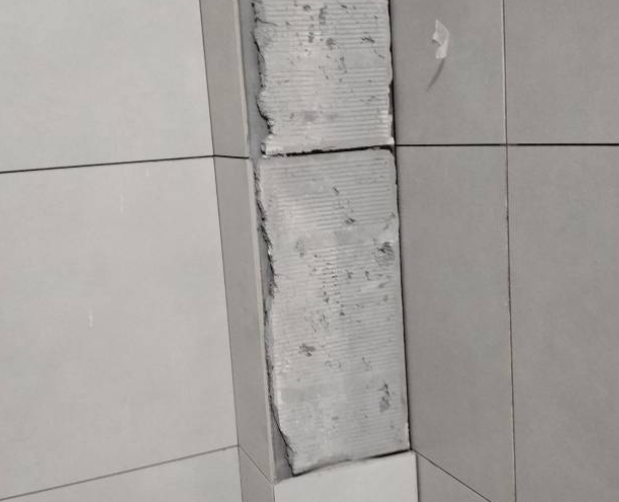连江瓷砖空鼓维修公司分享下瓷砖施工前基层浇水润湿程度不足，可能导致以下问题