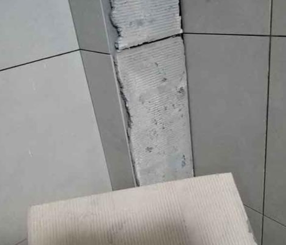 连江瓷砖空鼓维修公司分享下厨房瓷砖脱落的补救措施。